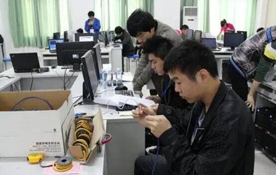 河南省工业学校学计算机有前景吗？