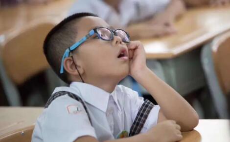 学生上课一直发呆怎么办？