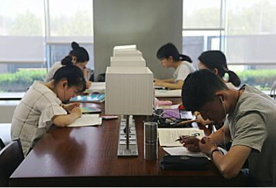 河南省工业学校早晨几点上学？晚上几点放学？
